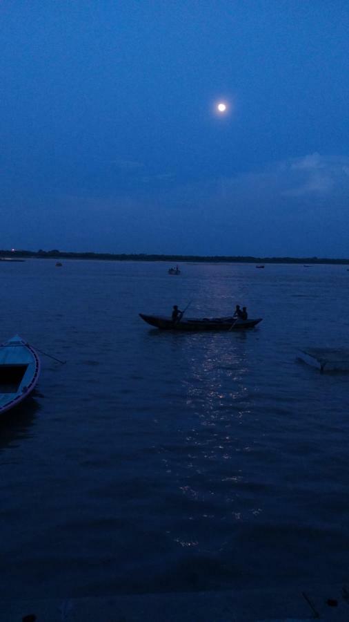 On The Ghat By Howdy Hostels Benares Buitenkant foto